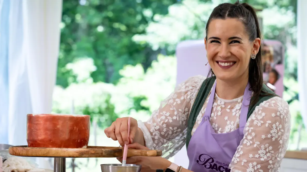 Kandidatin Bianca arbeitet an ihrer Kaiserschmarrn-Torte.