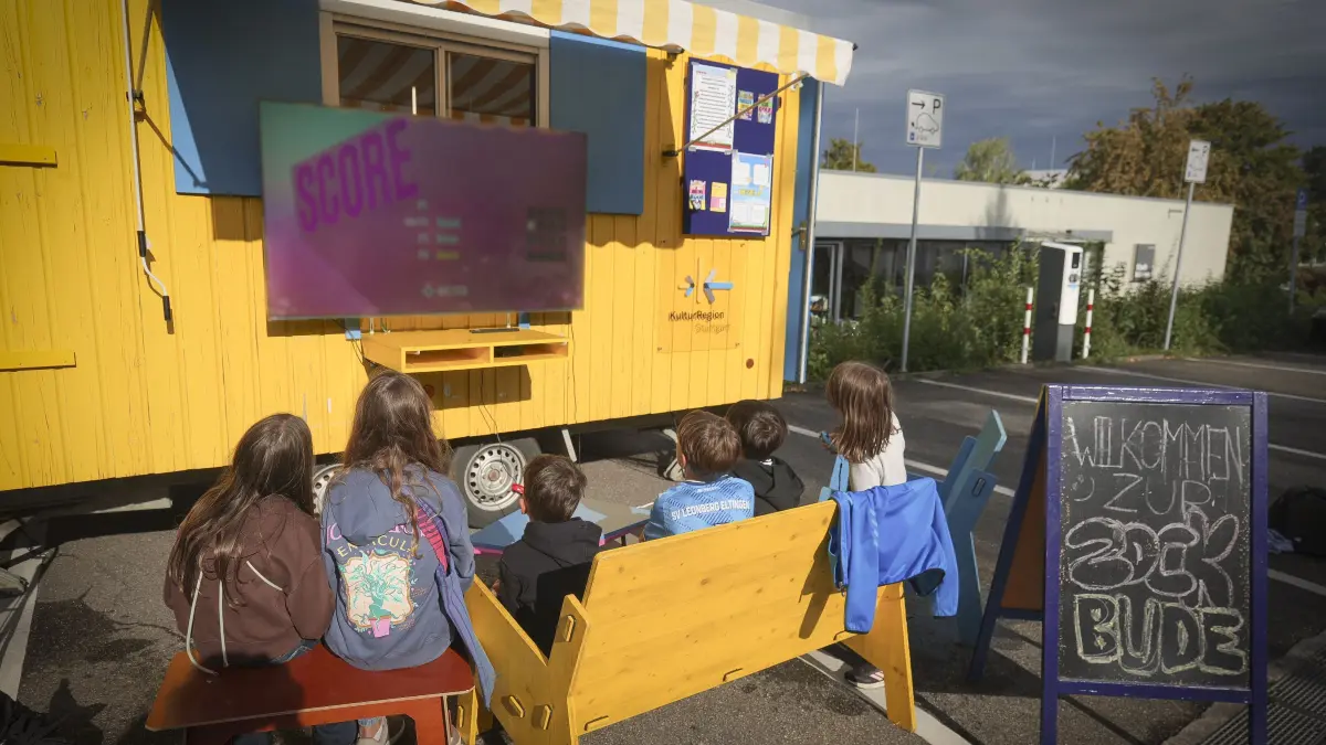 Zockbude: Leonberg - "Mobile Zockbude" auf dem Parkplatz der Stadtbücherei in Leonberg: Dort kann man nicht nur Konsolen- oder Brettspiele spielen, sondern auch selbst als Spielenetwickler tätig werden.