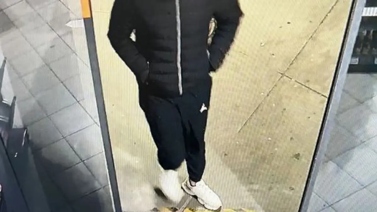 Kriminalpolizei des Polizeipräsidiums Ludwigsburg fahndet mit Fotos nach einem Tankstellenräuber