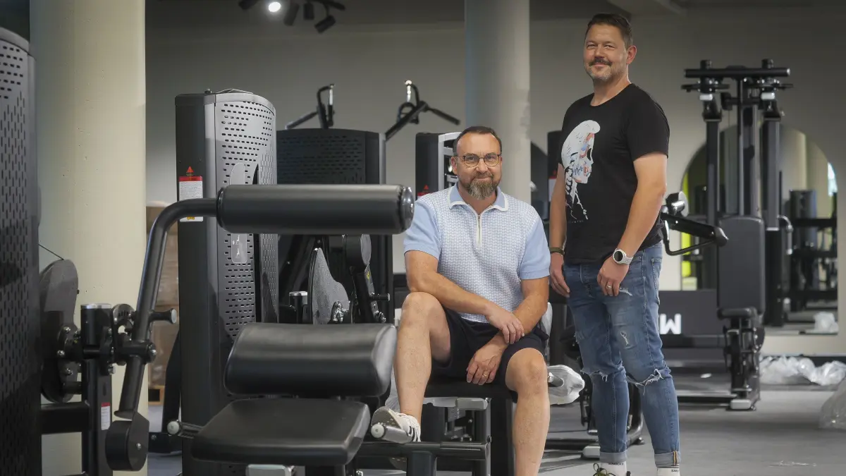 Fityes: Hemmingen - Marco Reeb (schwarzes T-shirt) und Frank Petersilie (helles T-Shirt) eröffnen am 20. September in Hemmingen ihr Fitnessstudio namens Fityes.