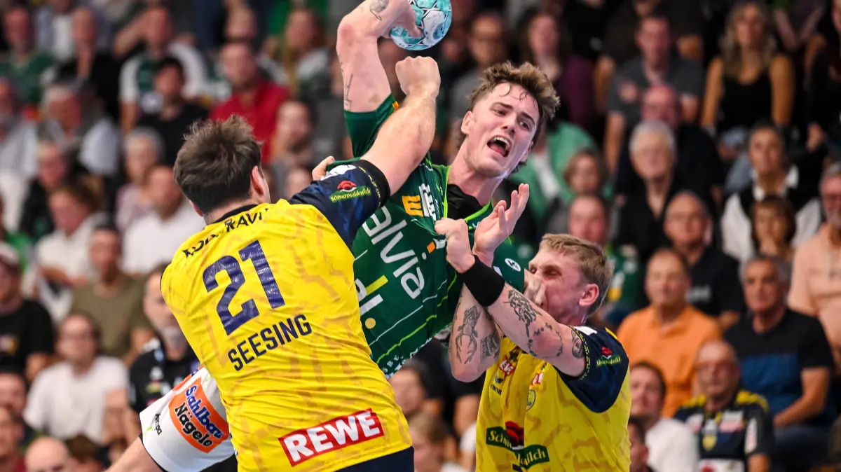 Goeppingen, Deutschland, 17.09.26: Aron Seesing Rhein-Neckar Loewen, Victor Kloeve FRISCH AUF Goeppingen und Edwin Aspenbaeck Rhein-Neckar Loewen im Zweikampf waehrend des Opel Handball Bundesliga Spiels zwischen FRISCH AUF Goeppingen vs Rhein-Neckar Loewen in der EWS Arena am 17. September 2026 in Goeppingen, Deutschland. Foto von Harry Langer/DeFodi Images Goeppingen, Germany, 17.09.26: Aron Seesing Rhein-Neckar Loewen, Victor Kloeve FRISCH AUF Goeppingen und Edwin Aspenbaeck Rhein-Neckar Loewen battle for the ball during the Opel Handball Bundesliga match between FRISCH AUF Goeppingen vs Rhein-Neckar Loewen at EWS Arena on September 17, 2026 in Goeppingen, Germany. Photo by Harry Langer/DeFodi Images Photo by Harry Langer/DeFodi Images - *** Göppingen, Germany, September 17, 2026 Aron Seesing, Rhein Neckar Löwen, Victor Kloeve of FRISCH AUF Goeppingen and Edwin Aspenbaeck of Rhein Neckar Loewen in a one-on-one battle during the Opel Handball Bundesliga match between FRISCH AUF Goeppingen and Rhein Neckar Loewen at the EWS Arena on September 17, 2026, in Goeppingen, Germany. Photo by Harry Langer, DeFodi Images. Goeppingen, Germany, September 17, 2026. Aron Seesing, Rhein-Neckar Löwen, Victor Kloeve of FRISCH AUF Göppingen and Edwin Aspenbaeck of Rhein Neckar Löwen battle for the ball during the Opel Handball Bundesliga match between FRISCH AUF Göppingen and Rhein Neckar Löwen at the EWS Arena on September 17, 2026 in Göppingen, Germany Photo by Harry Langer, DeFodi Images Photo by Harry Langer, DeFodi Images