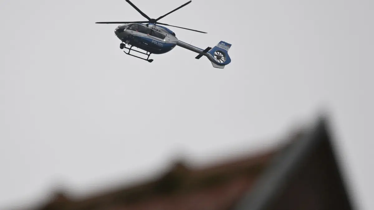 Hubschrauber : Ein Hubschrauber der Polizei kreist über der Innenstadt von Esslingen. (zu dpa: «Spezialkräfte suchen psychisch auffälligen Mann»)
