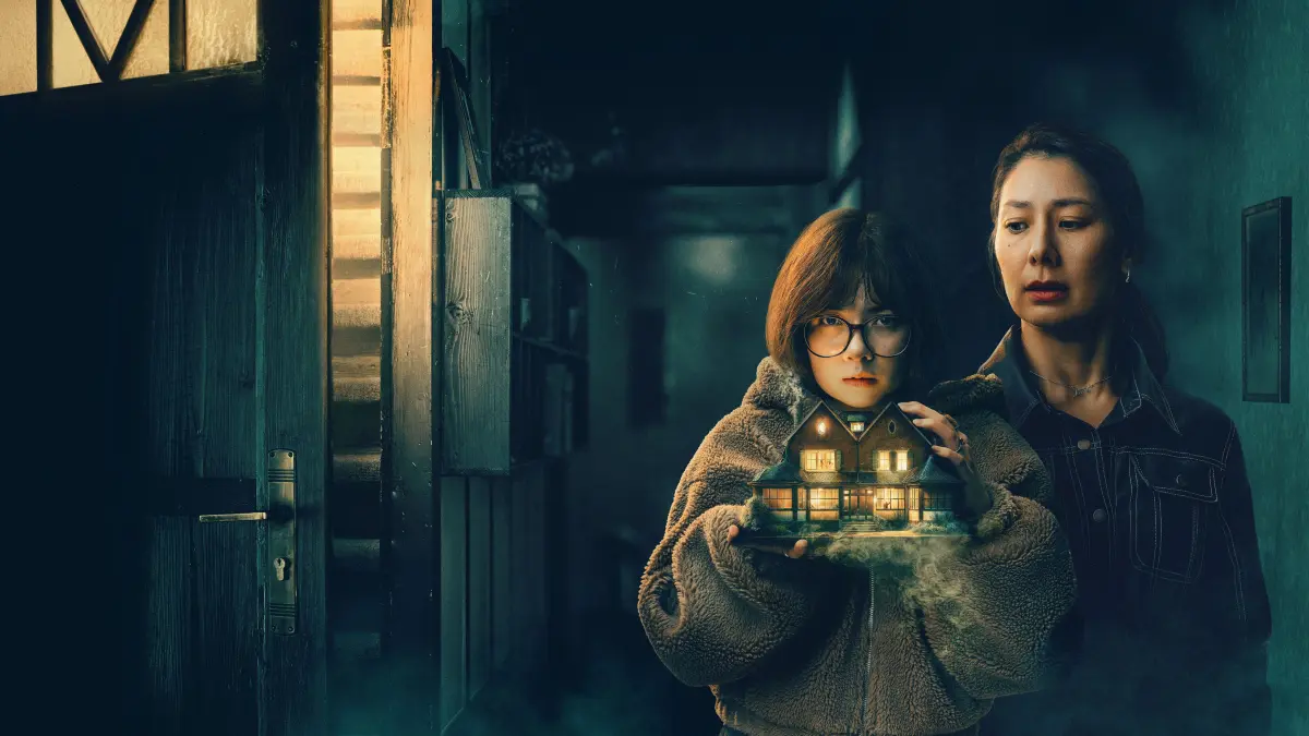 House of Yang ist eine sechsteilige Mystery-Serie mit Horror-Elementen, die in einer abgeschiedenen Ecke des Schwarzwaldes in einem alten Haus spielt.