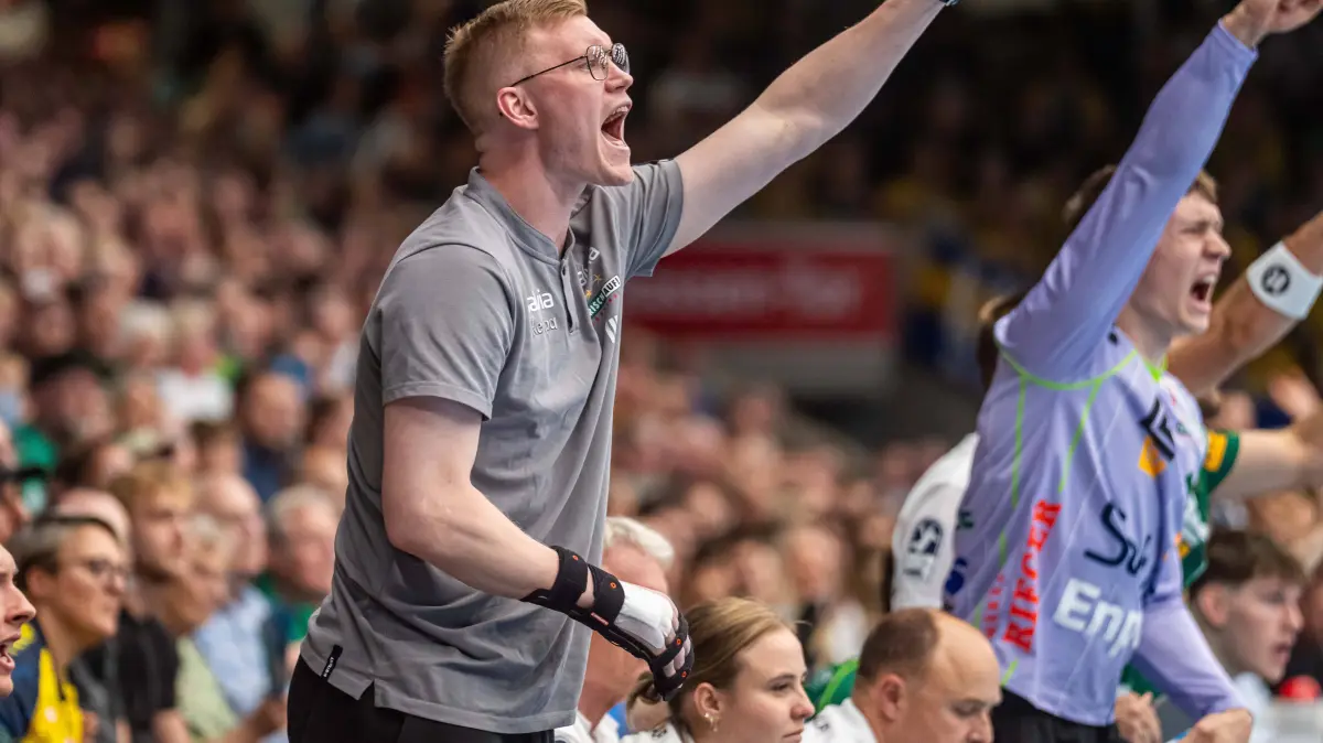 Ymir Oern Gislason Frisch Auf Goeppingen, 33 jubelt lautstarkn von aussen, Frisch Auf Goeppingen vs. Rhein-Neckar Loewen, Handball, 1. Bundesliga, Herren, Spielzeit 2026/2027, 17.09.2026, Frisch Auf Goeppingen vs. Rhein-Neckar Loewen, Handball, 1. Bundesliga, Herren, Spielzeit 2026/2027, 17.09.2026 Goeppingen *** Ymir Oern Gislason of Frisch Auf Goeppingen, 33, cheers loudly from the sidelines, Frisch Auf Goeppingen vs. Rhein Neckar Löwen, Handball, 1st Bundesliga, Men s, 20262027 season, September 17, 2026, Frisch Auf Goeppingen vs. Rhein Neckar Löwen, Handball, 1st Bundesliga, Men, 20262027 season, September 17, 2026, Goeppingen Copyright: xEibner-Pressefoto/MichaelxSchmidx EP_MST