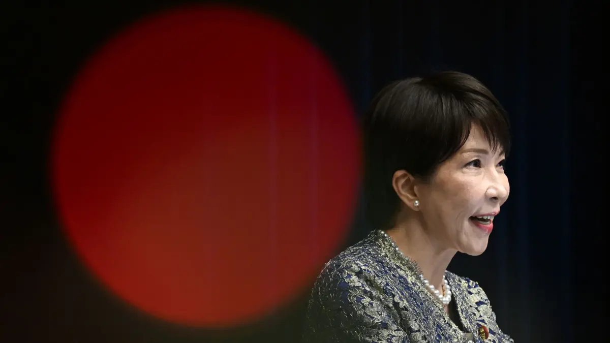 Neues Kabinett in Japan: 17.09.2026, Japan, Tokio: Japans Ministerpräsidentin Sanae Takaichi hält in Tokio im Büro des Ministerpräsidenten eine Pressekonferenz nach einer Kabinettsumbildung ab, die darauf abzielte, die Regierungskoalition zu festigen und eine Senkung der Lebensmittelsteuer voranzutreiben – trotz Bedenken hinsichtlich der Finanzierung. Foto: Rie Kikuchi/Pool AFP/AP/dpa +++ dpa-Bildfunk +++