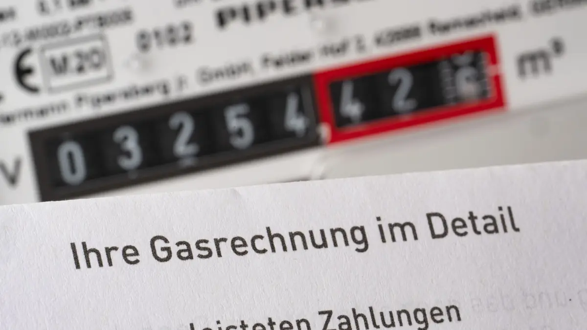 Illustration Gasrechnung: ARCHIV - 11.07.2022, Baden-Württemberg, Stuttgart: Eine Gasrechnung wird in einem privaten Haushalt vor einem Gaszähler gehalten (gestellte Szene). (zu dpa: «Gasspeicher sorgen für Nervosität - welche Rolle haben sie?») Foto: Bernd Weißbrod/dpa +++ dpa-Bildfunk +++