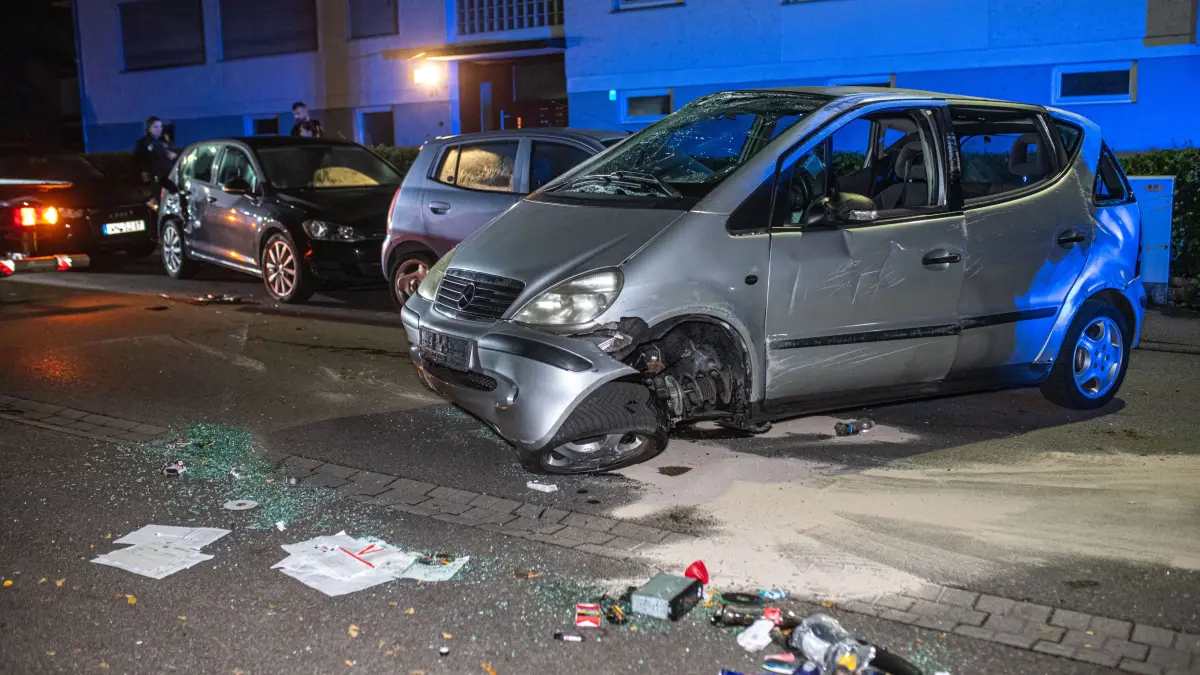 Der Fahrer einer A-Klasse krachte gegen parkende Autos und flüchtete zu Fuß.