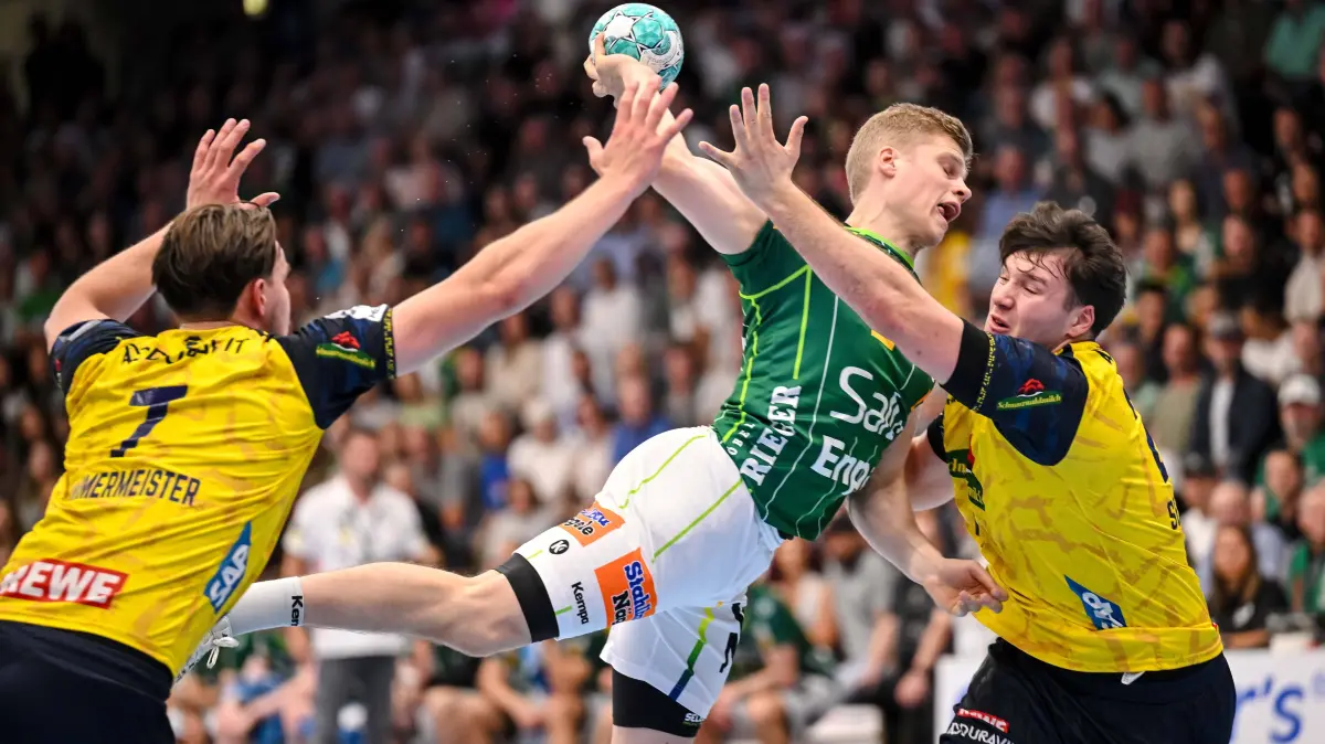 Goeppingen, Deutschland, 17.09.26: Robert Timmermeister Rhein-Neckar Loewen, Martin Hanne FRISCH AUF Goeppingen und Aron Seesing Rhein-Neckar Loewen im Zweikampf waehrend des Opel Handball Bundesliga Spiels zwischen FRISCH AUF Goeppingen vs Rhein-Neckar Loewen in der EWS Arena am 17. September 2026 in Goeppingen, Deutschland. Foto von Harry Langer/DeFodi Images Goeppingen, Germany, 17.09.26: Robert Timmermeister Rhein-Neckar Loewen, Martin Hanne FRISCH AUF Goeppingen und Aron Seesing Rhein-Neckar Loewen battle for the ball during the Opel Handball Bundesliga match between FRISCH AUF Goeppingen vs Rhein-Neckar Loewen at EWS Arena on September 17, 2026 in Goeppingen, Germany. Photo by Harry Langer/DeFodi Images Photo by Harry Langer/DeFodi Images - *** Göppingen, Germany, September 17, 2026 Robert Timmermeister Rhein Neckar Löwen, Martin Hanne of FRISCH AUF Göppingen and Aron Seesing of Rhein Neckar Löwen in a one-on-one battle during the Opel Handball Bundesliga match between FRISCH AUF Göppingen and Rhein Neckar Löwen at the EWS Arena on September 17, 2026, in Göppingen, Germany. Photo by Harry Langer, DeFodi Images. Goeppingen, Germany, September 17, 2026. Robert Timmermeister, Rhein-Neckar Löwen, Martin Hanne of FRISCH AUF Göppingen and Aron Seesing of Rhein Neckar Löwen battle for the ball during the Opel Handball Bundesliga match between FRISCH AUF Göppingen and Rhein Neckar Löwen at the EWS Arena on September 17, 2026 in Göppingen, Germany Photo by Harry Langer DeFodi Images Photo by Harry Langer DeFodi Images