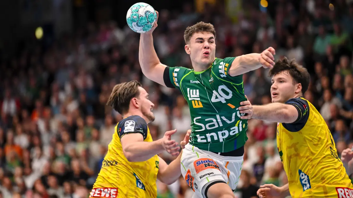 Goeppingen, Deutschland, 17.09.26: Robert Timmermeister Rhein-Neckar Loewen, Elias Newel FRISCH AUF Goeppingen und Aron Seesing Rhein-Neckar Loewen im Zweikampf waehrend des Opel Handball Bundesliga Spiels zwischen FRISCH AUF Goeppingen vs Rhein-Neckar Loewen in der EWS Arena am 17. September 2026 in Goeppingen, Deutschland. Foto von Harry Langer/DeFodi Images Goeppingen, Germany, 17.09.26: Robert Timmermeister Rhein-Neckar Loewen, Elias Newel FRISCH AUF Goeppingen und Aron Seesing Rhein-Neckar Loewen battle for the ball during the Opel Handball Bundesliga match between FRISCH AUF Goeppingen vs Rhein-Neckar Loewen at EWS Arena on September 17, 2026 in Goeppingen, Germany. Photo by Harry Langer/DeFodi Images Photo by Harry Langer/DeFodi Images - *** Göppingen, Germany, September 17, 2026 Robert Timmermeister Rhein Neckar Löwen, Elias Newel of FRISCH AUF Goeppingen and Aron Seesing of Rhein Neckar Löwen in a one-on-one battle during the Opel Handball Bundesliga match between FRISCH AUF Goeppingen and Rhein Neckar Löwen at the EWS Arena on September 17, 2026, in Goeppingen, Germany. Photo by Harry Langer, DeFodi Images. Goeppingen, Germany, September 17, 2026. Robert Timmermeister, Rhein Neckar Löwen, Elias Newel of FRISCH AUF Göppingen and Aron Seesing of Rhein-Neckar Löwen battle for the ball during the Opel Handball Bundesliga match between FRISCH AUF Göppingen and Rhein-Neckar Löwen at the EWS Arena on September 17, 2026 in Göppingen, Germany Photo by Harry Langer DeFodi Images Photo by Harry Langer DeFodi Images