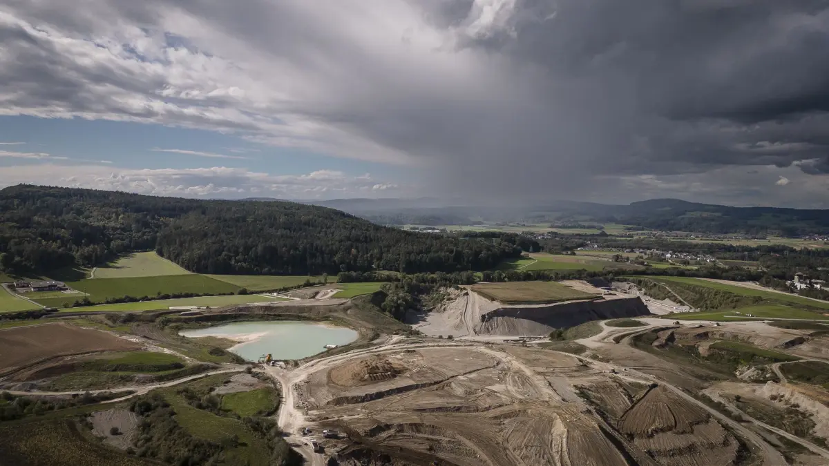 Atommüll-Endlager in der Schweiz: ARCHIV - 09.09.2022, Schweiz, Stadel: Das Haberstal in Windlach in der Gemeinde Stadel, fotografiert mit einer Drohne. Dort soll das geologische Tiefenlager errichtet werden. (zu dpa: «Schweizer Bericht: Atomendlager auch für Nachbarländer sicher») Foto: Michael Buholzer/KEYSTONE/dpa +++ dpa-Bildfunk +++