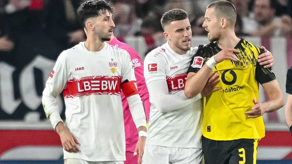 VfB Stuttgart - Borussia Dortmund: ARCHIV - 04.04.2026, Baden-Württemberg, Stuttgart: Fußball, Männer: Bundesliga, VfB Stuttgart - Borussia Dortmund, 28. Spieltag, MHPArena. Atakan Karazor (l-r, VfB Stuttgart), Ermedin Demirović (VfB Stuttgart) und Waldemar Anton (Borussia Dortmund) im kleinen Gerangel. (zu dpa: ««Hitzige Spiele machen Spaß»: VfB gegen BVB als Reizduell») Foto: Harry Langer/dpa +++ dpa-Bildfunk +++