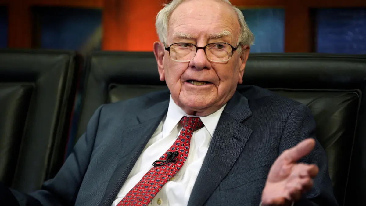Warren Buffett: Warren Buffett, damals noch CEO von Berkshire Hathaway, spricht während eines Interviews in der Fox Business Network-Sendung «Countdown to the Closing Bell» im Mai 2018. (zu dpa: «Buffett gibt Verwaltungsratsvorsitz bei Berkshire ab»)