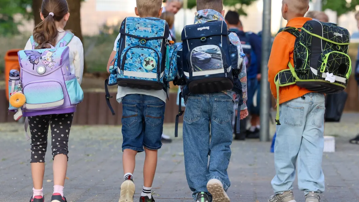 Schulkinder: Schulkinder gehen zur Schule beim Start von polizeilichen Maßnahmen zum Schulbeginn. Die Zahl der Schülerinnen und Schüler geht Prognosen zufolge ab 2029 zurück. (zu dpa: «Prognose: Schülerzahl schrumpft in 2030er Jahren deutlich»)