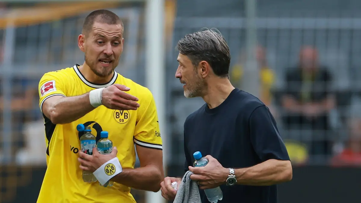 BVB-Trainer Nico Kovac (rechts) stellt sich hinter Waldemar Anton.