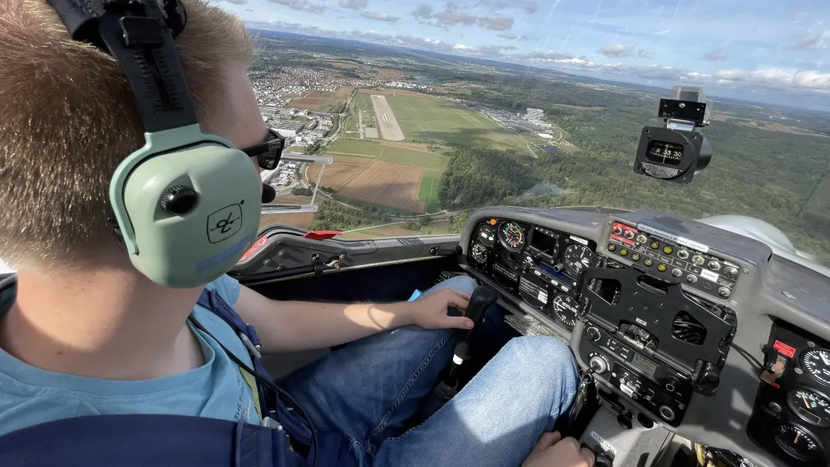 Pilot Vincent beim Landeanflug auf dem Flugplatz Malmsheim