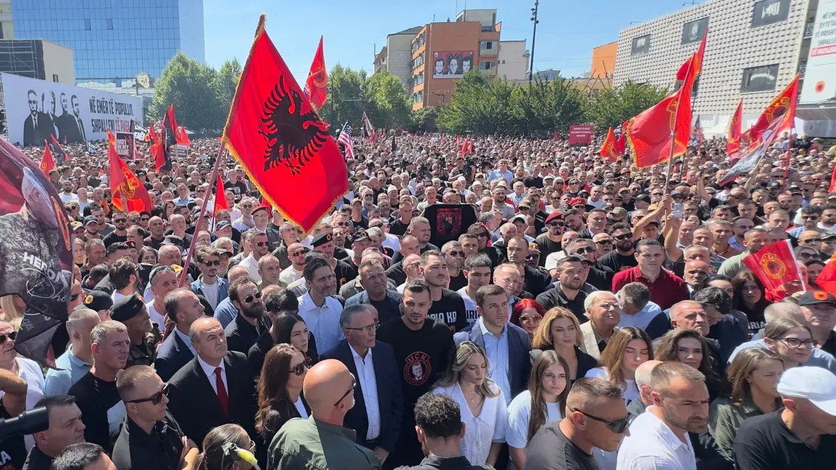 Demonstrationen nach Urteil für Kosovos Ex-Präsident: 18.09.2026, Kosovo, Pristina: Menschen versammeln sich, um gegen die Urteile gegen den ehemaligen kosovarischen Präsidenten Thaci und drei weitere ehemalige Anführer der Kosovo-Befreiungsarmee zu protestieren. Nach einem mehrjährigen Prozess ist der Ex-Präsident des Kosovos wegen Kriegsverbrechen zu 25 Jahren Gefängnis verurteilt worden. Foto: Florent Bajrami/AP/dpa +++ dpa-Bildfunk +++