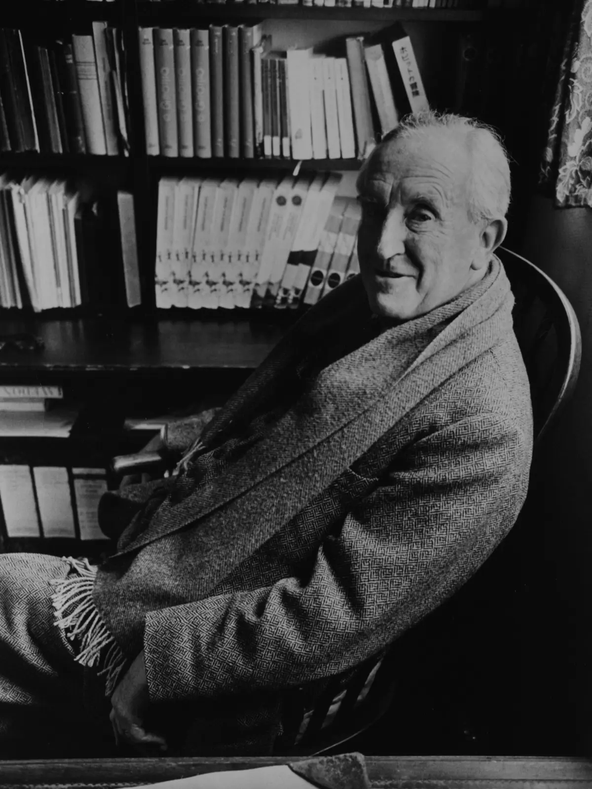 Sein Roman Der Herr der Ringe (The Lord of the Rings, 1954/55, auf Deutsch erschienen 1969/70) ist eines der erfolgreichsten Bücher des 20. Jahrhunderts und gilt als grundlegendes Werk für die moderne Fantasy-Literatur.