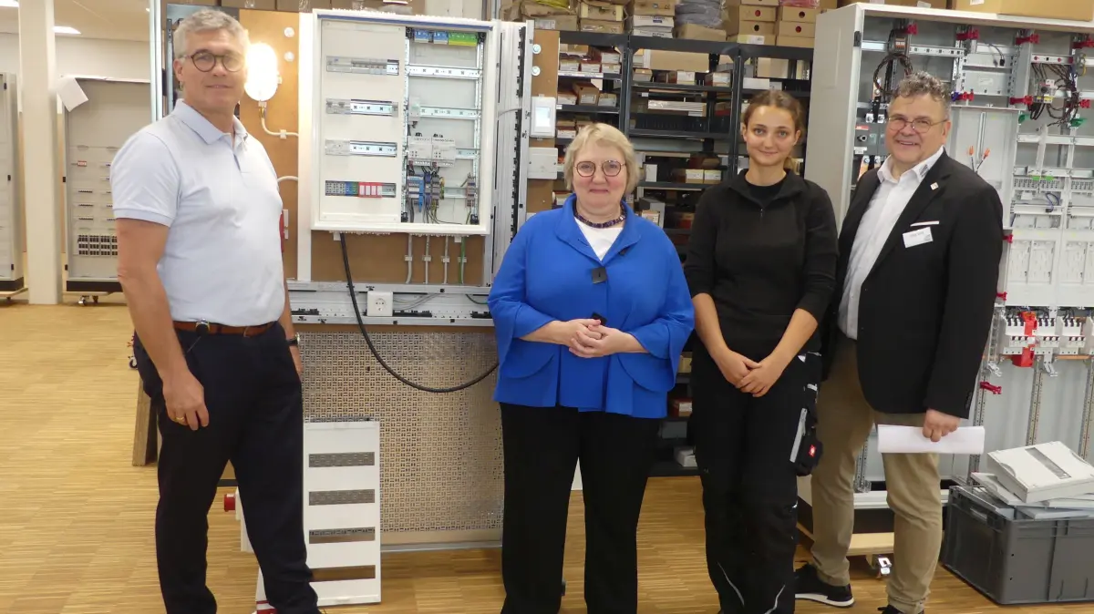 Besuch aus dem politischen Berlin bei Elektro Breitling (von links): Klaus Finger, Katja Mast, Azubi Carolina Maier und Jörg Veit.