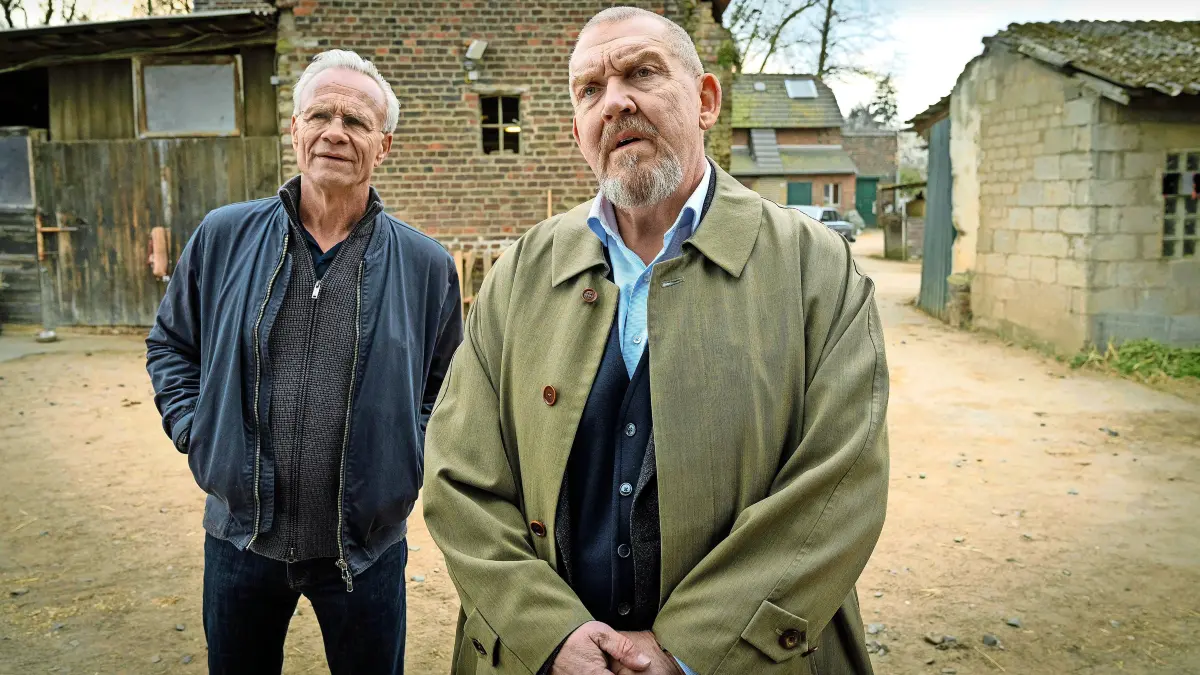 Gibt es in der Familie des Mordopfers Linus Markis ein dunkles Geheimnis? Die Kommissare Max Ballauf (Klaus J. Behrendt, l) und Freddy Schenk (Dietmar Bär, r) befragen seine Cousine Birgit Heitkamp.
