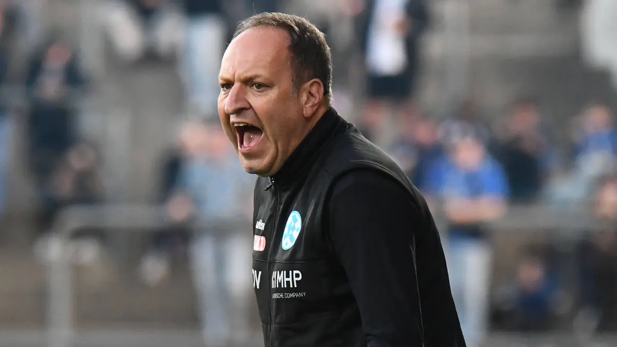 Fussball Regionalliga Suedwest, FSV Frankfurt - Stuttgarter Kickers: 18.09.2026, xokbx, Fussball Regionalliga Suedwest, FSV Frankfurt - Stuttgarter Kickers v.l. Trainer Holger Bachthaler Stuttgarter Kickers, Mimik, Gestik, Emotion Frankfurt am Main *** September 18, 2026, xokbx, Regional League Southwest soccer, FSV Frankfurt vs. Stuttgart Kickers Coach Holger Bachthaler of the Stuttgart Kickers facial expressions, gestures, emotion Frankfurt am Main