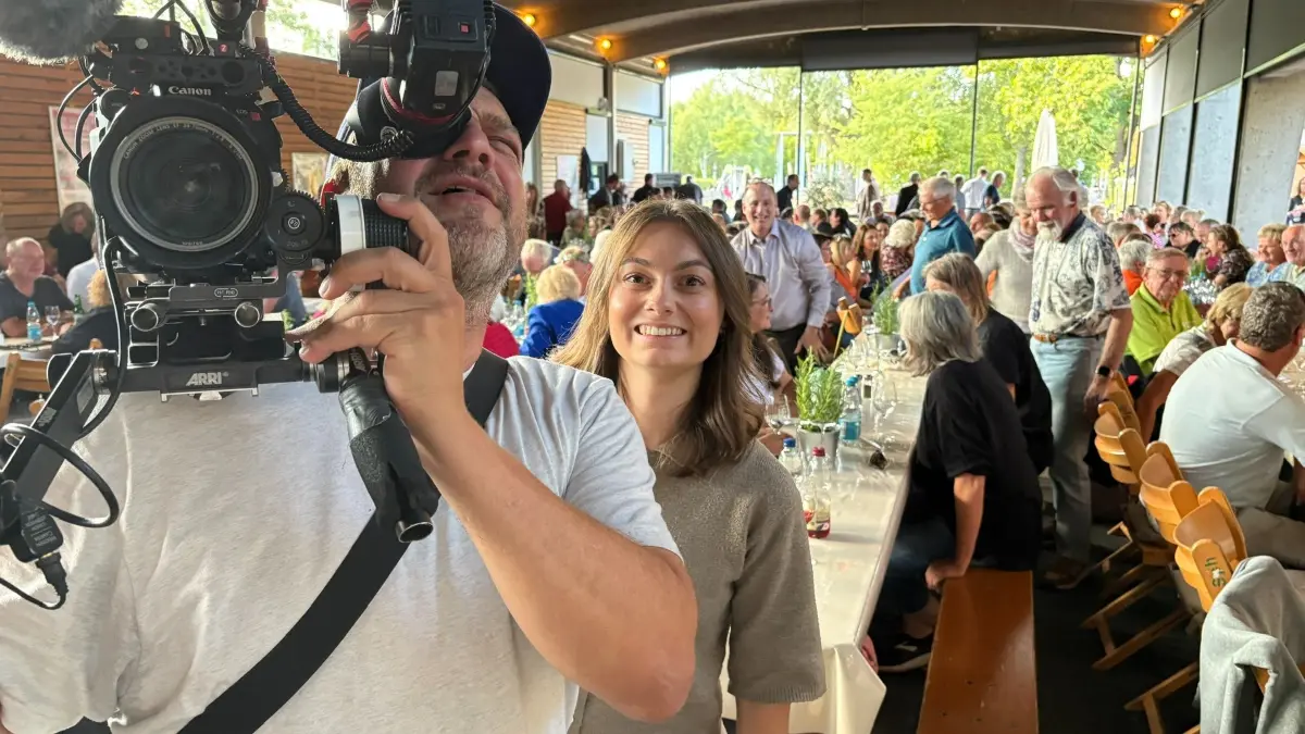 Team von ARD Aktuell beim Dreh in der Alten Tüv-Halle in Böblingen für einen Beitrag im ARD Mittagsmagazin. In der Bildmitte: Redakteurin Laura Bisch vom SWR.