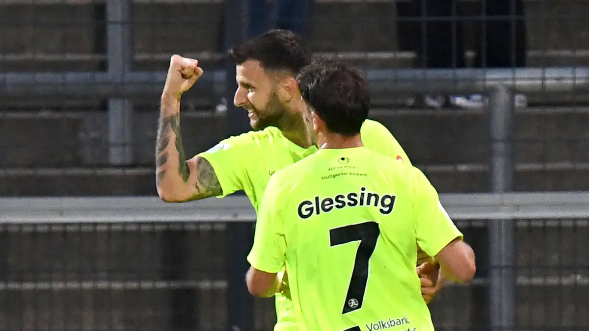 18.09.2026, xokbx, Fussball Regionalliga Suedwest, FSV Frankfurt - Stuttgarter Kickers v.l. Torjubel zum 1:0 durch Dejan Bozic Stuttgarter Kickers, mit Yannick Glessing Stuttgarter Kickers Frankfurt am Main *** September 18, 2026, xokbx, Regionalliga Southwest soccer, FSV Frankfurt vs. Stuttgarter Kickerscelebration of the 1-0 goal by Dejan Bozic of the Stuttgarter Kickers, with Yannick Glessing of the Stuttgarter Kickers, Frankfurt am Main