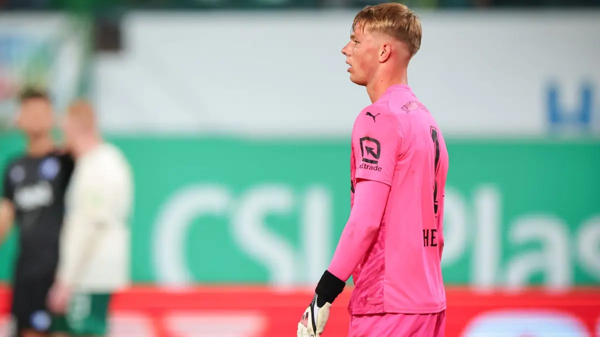 SpVgg Greuther Fürth - 1. FC Magdeburg: 18.09.2026, Bayern, Fürth: Fußball, Männer: 2. Bundesliga, SpVgg Greuther Fürth - 1. FC Magdeburg, 6. Spieltag im Sportpark Ronhof Thomas Sommer. Florian Hellstern (SpVgg Greuther Fürth) steht nach dem Abpfiff auf dem Platz. Foto: Daniel Karmann/dpa - WICHTIGER HINWEIS: Gemäß den Vorgaben der Bundesliga bzw. des DFB Deutscher Fußball-Bund ist es untersagt, in dem Stadion und/oder vom Spiel angefertigte Fotoaufnahmen in Form von Sequenzbildern und/oder videoähnlichen Fotostrecken zu verwerten bzw. verwerten zu lassen. +++ dpa-Bildfunk +++