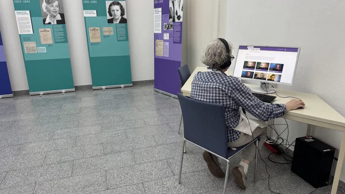 An der zweiten Station können sich Besucher viele weitere Biographien und Interviews von Zeitzeuginnen ansehen.