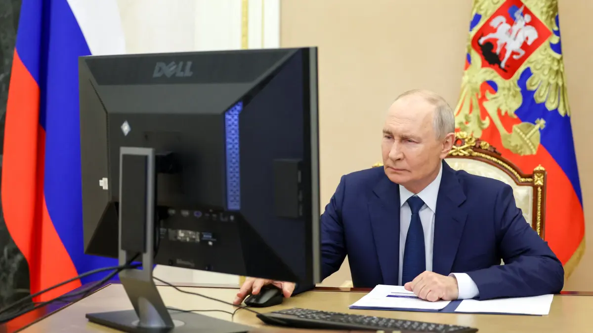 RUSSIA-POLITICS-ELECTION: In this pool photograph distributed by the Russian state agency Sputnik, Russia's President Vladimir Putin votes online in the parliamentary election in Moscow on September 18, 2026. (Photo by Vyacheslav PROKOFYEV / POOL / AFP)
