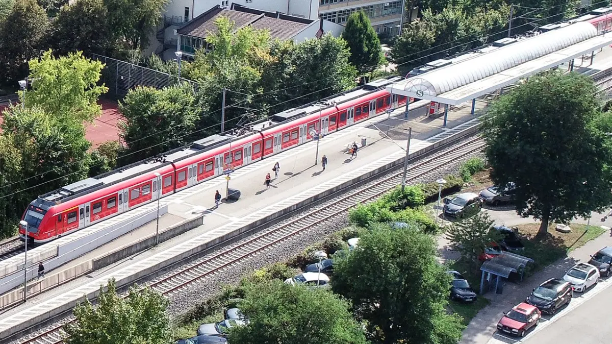 Bahnhof mit S-Bahn, Schabenlandhalle, Wiesengrundhalle, Grundschule