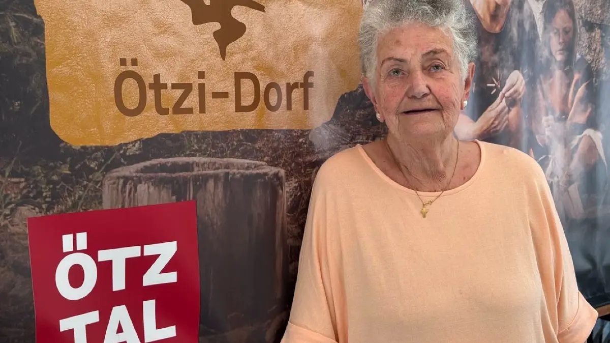 Erika Simon blickt in die Kamera. Sie hat zusammen mit ihrem Mann Helmut die Gletschermumie Ötzi gefunden. Ötzi starb vor rund 5.300 Jahren an den Folgen eines Pfeilschusses.