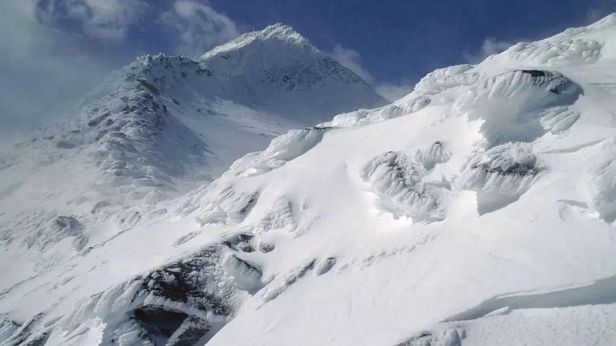 Die Fundstelle Ötzis am Hauslabjoch inmitten der Ötztaler Bergwelt im Winter.