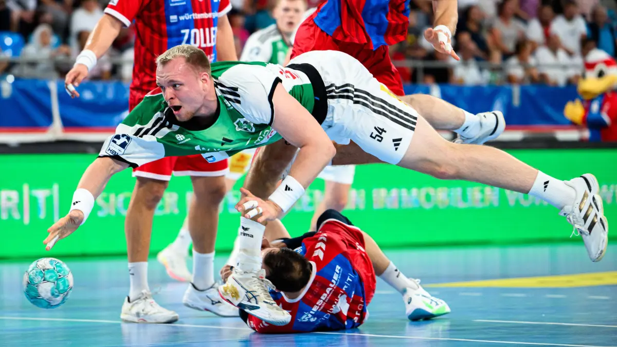 Bietigheim: HBL - 26/27 - SG BBM Bietigheim - TSV Hannover-Burgdorf Justus Fischer Hannover, Dominik Claus Bietigheim, Nikola Vlahovic Bietigheim Bietigheim-Bissingen Egetrans Arena Baden-Württemberg Deutschland *** Bietigheim HBL 26 27 SG BBM Bietigheim TSV Hannover Burgdorf Justus Fischer Hannover, Dominik Claus Bietigheim, Nikola Vlahovic Bietigheim Bietigheim-Bissingen Egetrans Arena Baden-Württemberg Germany