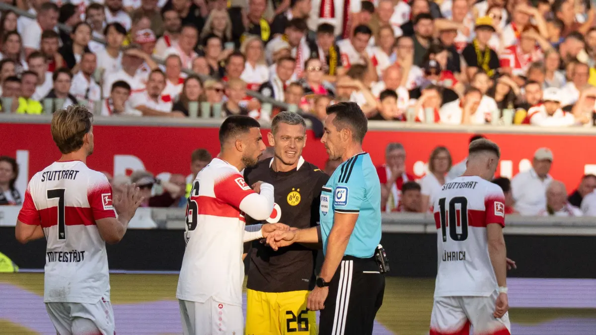 VfB Stuttgart - Borussia Dortmund: 19.09.2026: Fußball: VfB Stuttgart - Borussia Dortmund, 4. Spieltag der 1. Bundesliga in der MHP Arena Deniz Undav VfB Stuttgart, 26 und Julian Ryerson Borussia Dortmund, 26 VS Schiedsrichter Tobias Stieler WICHTIGER HINWEIS: Gemäß den Vorgaben der DFL und des DFB ist es untersagt, in dem Stadion und/oder vom Spiel angefertigte Fotoaufnahmen in Form von Sequenzbildern und/oder videoähnlichen Fotostrecken zu verwerten bzw. verwerten zu lassen. *** September 19, 2026: Soccer VfB Stuttgart vs. Borussia Dortmund, Matchday 4 of the Bundesliga at the MHP Arena Deniz Undav VfB Stuttgart, 26 and Julian Ryerson Borussia Dortmund, 26 vs. Referee Tobias Stieler IMPORTANT NOTICE: In accordance with DFL and DFB regulations, it is prohibited to use or allow the use of photographs taken in the stadium and/or during the match in the form of sequential images and/or video-like photo series. Copyright: xJamesxZabelx