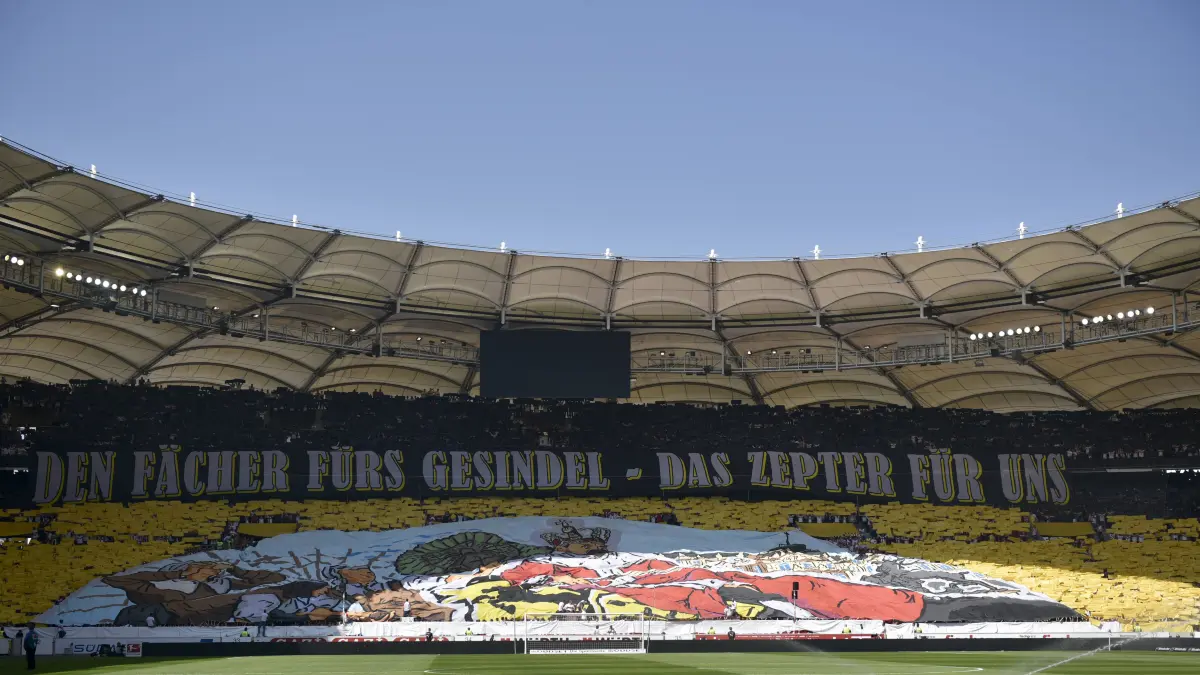 Bilder des Tages - SPORT Choreo Choreographie der Stuttgarter VfB Fans mit dem König von Württemberg Den Fächer für das Gesindel das Zepter für uns Feindschaft Baden Schwaben VfB Stuttgart vs Karlsruher SC KSC Karlsruhe 09.04.2017 VfB Stuttgart vs Karlsruher SC KSC
Images the Day Sports Choreo Choreography the Stuttgart VfB supporters with the King from Wuerttemberg the Subjects for the the Sceptre for us Enmity bath Swabia VfB Stuttgart vs Karlsruhe SC KSC Karlsruhe 09 04 2017 VfB Stuttgart vs Karlsruhe SC KSC