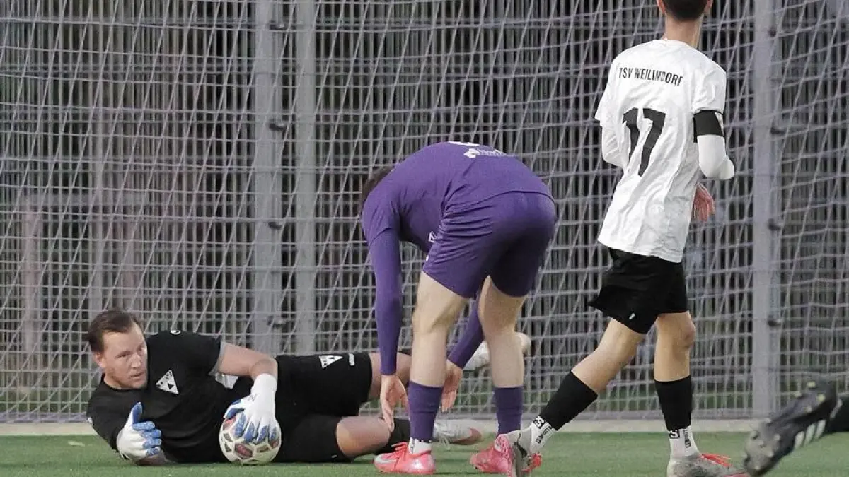 Für den Weilimdorfer Torhüter Kevin Rombach endete das Derby auf schmerzhafte Weise.