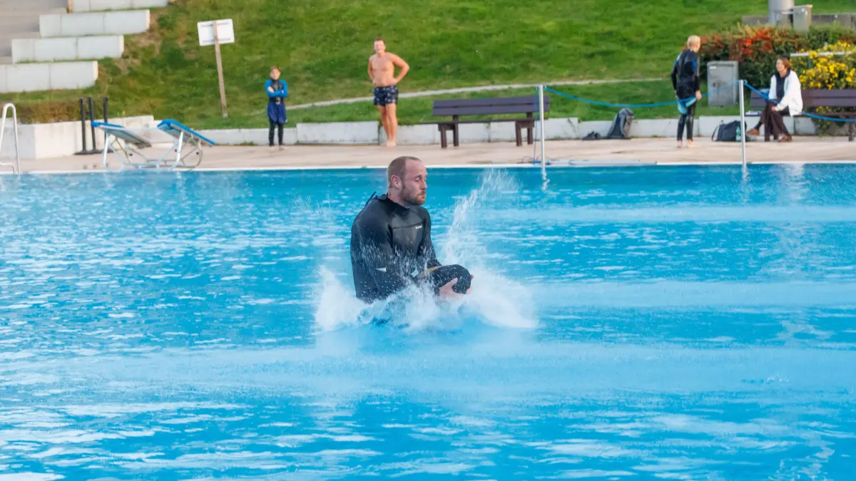 Arschbomben Weltrekord: Sindelfingen, Freibad, springen, Sprungturm, Arschbombe, Weltrekord, Der Extremspringer Rainhard Riede will in 24 Stunden mindestens 450 Mal per Arschbombe vom Zehnmeterturm springen.