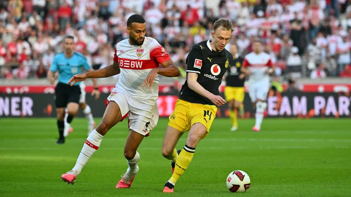 VfB Stuttgart - Borussia Dortmund: 19.09.2026, Baden-Württemberg, Stuttgart: Fußball, Männer: Bundesliga, VfB Stuttgart - Borussia Dortmund, 4. Spieltag, MHPArena. Josha Vagnoman (l) (VfB Stuttgart) im Zweikampf mit Maximilian Beier (Borussia Dortmund). Foto: Jan-Philipp Strobel/dpa - WICHTIGER HINWEIS: Gemäß den Vorgaben der Bundesliga bzw. des DFB Deutscher Fußball-Bund ist es untersagt, in dem Stadion und/oder vom Spiel angefertigte Fotoaufnahmen in Form von Sequenzbildern und/oder videoähnlichen Fotostrecken zu verwerten bzw. verwerten zu lassen. +++ dpa-Bildfunk +++