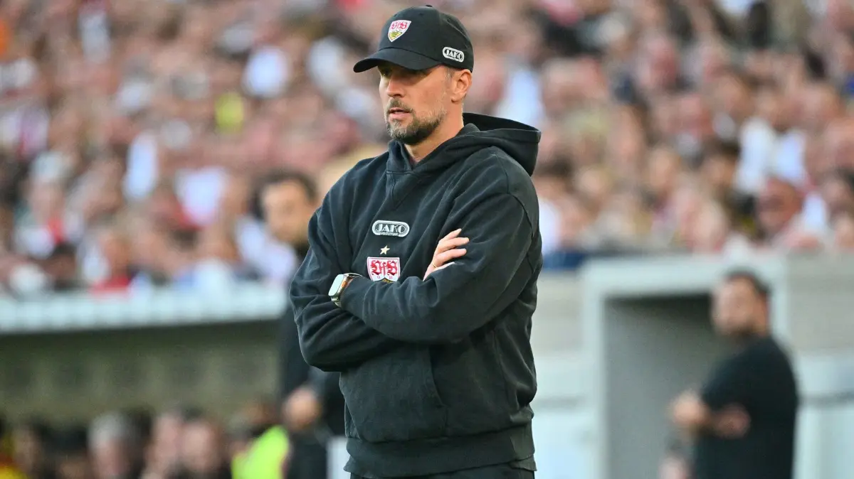 VfB Stuttgart - Borussia Dortmund: 19.09.2026, Baden-Württemberg, Stuttgart: Fußball, Männer: Bundesliga, VfB Stuttgart - Borussia Dortmund, 4. Spieltag, MHPArena. Trainer Sebastian Hoeneß (VfB Stuttgart) steht an der Seitenlinie. Foto: Jan-Philipp Strobel/dpa - WICHTIGER HINWEIS: Gemäß den Vorgaben der Bundesliga bzw. des DFB Deutscher Fußball-Bund ist es untersagt, in dem Stadion und/oder vom Spiel angefertigte Fotoaufnahmen in Form von Sequenzbildern und/oder videoähnlichen Fotostrecken zu verwerten bzw. verwerten zu lassen. +++ dpa-Bildfunk +++