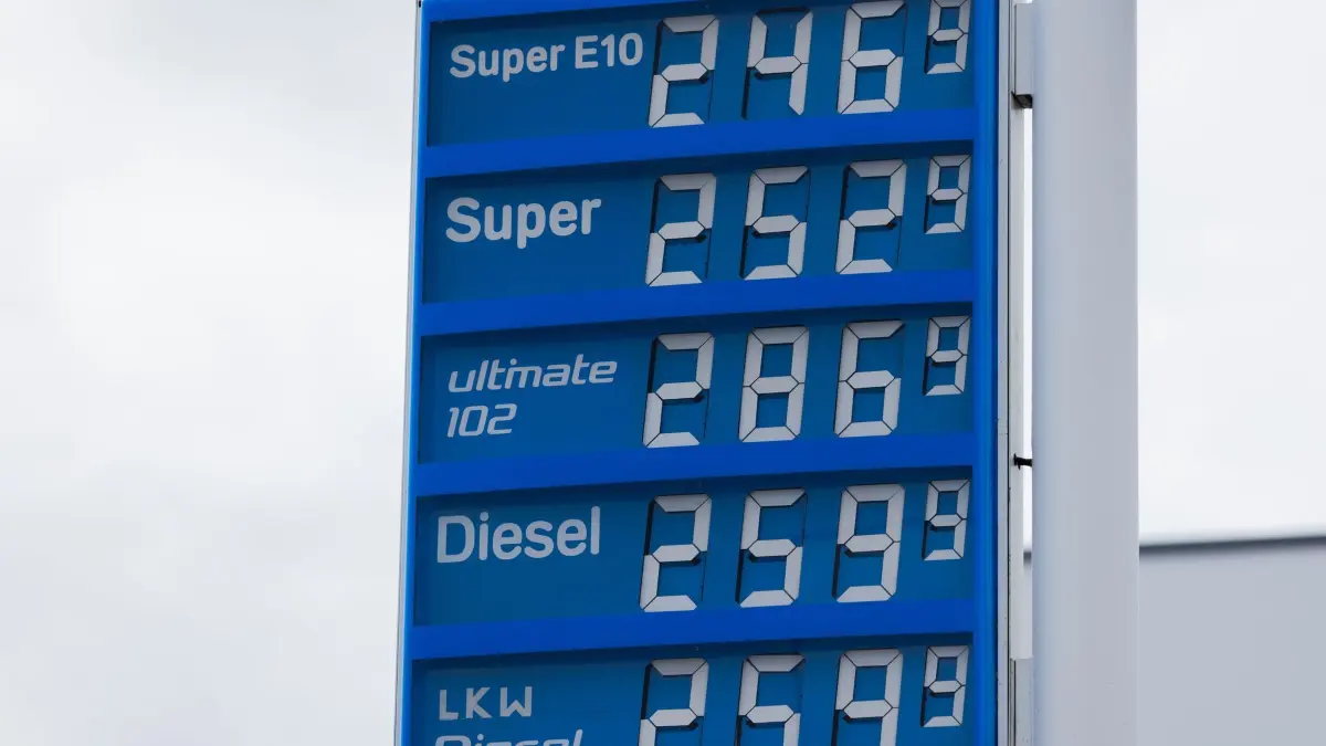 Kraftstoffpreise: Die aktuellen Kraftstoffpreise werden an der Anzeigetafel einer Tankstelle angezeigt. Diesel ist in Deutschland so teuer wie nie zuvor. Am Mittwoch kostete ein Liter im bundesweiten Tagesdurchschnitt 2,453 Euro und übertraf damit den bisherigen Rekord aus dem April, wie aus Zahlen des ADAC hervorgeht. (zu dpa: «Kubicki kritisiert Spritpreisdeckel als «Planwirtschaft»»)