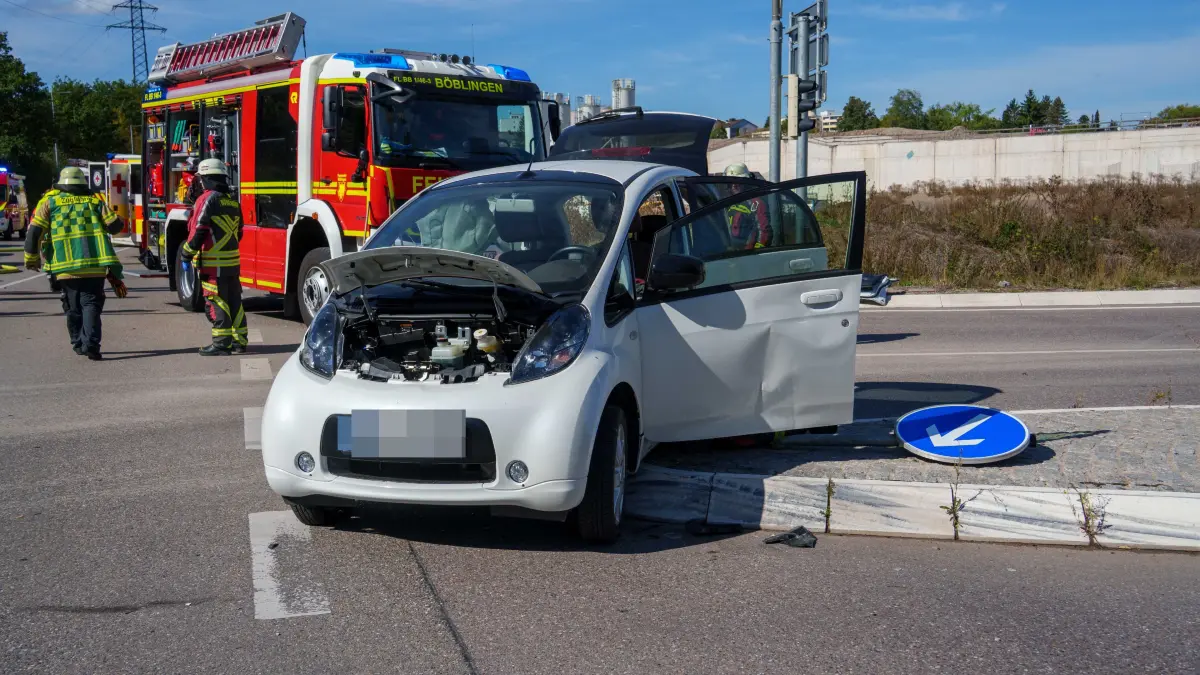 Unfall in Böblingen Am Samstagvormittag kam es auf der Leibnizstrasse in Boeblingen zu einem Verkehrsunfall mit zwei beteiligten Fahrzeugen.<br /><br />Nach ersten Informationen der Polizei wollte ein weisser Pkw aus Richtung Boeblingen kommend im Kreuzungsbereich nach links in Richtung Sindelfingen abbiegen. Zeitgleich befuhr ein Mercedes die Leibnizstrasse aus Richtung Sindelfingen beziehungsweise Autobahn kommend. Im Kreuzungsbereich kam es zur Kollision der beiden Fahrzeuge.<br /><br />Aufgrund der ersten Notrufmeldung, wonach von mehreren schwer verletzten Personen ausgegangen werden musste, wurde ein umfangreiches Aufgebot an Rettungskraeften alarmiert. Unter anderem kamen zwei Rettungshubschrauber zum Einsatz. Auch die Feuerwehr Boeblingen rueckte mit einem groesseren Kraefteaufgebot zur Unfallstelle aus.<br /><br />Nach derzeitigem Kenntnisstand wurden bei dem Unfall insgesamt drei Personen verletzt. Nach ersten Einschaetzungen sollen die Verletzungen entgegen der urspruenglichen Meldung ueberwiegend leichterer Art gewesen sein. Zwei Verletzte wurden mit den beiden Rettungshubschraubern zur weiteren medizinischen Behandlung in umliegende Kliniken geflogen.<br /><br />Der Kreuzungsbereich musste waehrend der Rettungs- und Bergungsarbeiten fuer laengere Zeit vollstaendig gesperrt werden. Dadurch kam es zu Verkehrsbehinderungen.<br /><br />Die Polizei hat die Ermittlungen aufgenommen. Gegenstand der Ermittlungen ist insbesondere der genaue Unfallhergang und die Frage, wie es zur Kollision der beiden Fahrzeuge kommen konnte.