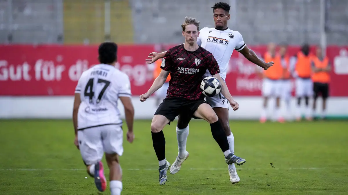 v.li.: Arianit Ferati SVS, 47, Justin Steinkötter SGV, 9, Yannick Osee SVS, 13, Zweikampf, Spielszene, Duell, duel, tackle, tackling, Dynamik, Action, Aktion, 08.09.2026, Sandhausen Deutschland, Fussball, Regionalliga Südwest, SV Sandhausen - SGV Heilbronn-Freiberg *** v li Arianit Ferati SVS, 47, Justin Steinkötter SGV, 9, Yannick Osee SVS, 13, tackle, game scene, duel, tackle, tackling, dynamics, action, 08/09/2026, Sandhausen, Germany, soccer, Regionalliga Southwest, SV Sandhausen, SGV Heilbronn Freiberg xozx