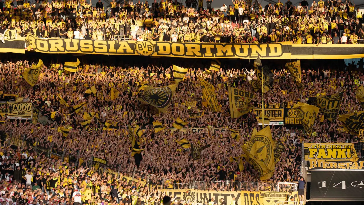 VfB Stuttgart - Borussia Dortmund: 19.09.2026: Fußball: VfB Stuttgart - Borussia Dortmund, 4. Spieltag der 1. Bundesliga in der MHP Arena Dortmund Auswärtsblock in der MHP Arena WICHTIGER HINWEIS: Gemäß den Vorgaben der DFL und des DFB ist es untersagt, in dem Stadion und/oder vom Spiel angefertigte Fotoaufnahmen in Form von Sequenzbildern und/oder videoähnlichen Fotostrecken zu verwerten bzw. verwerten zu lassen. *** September 19, 2026: Soccer VfB Stuttgart vs. Borussia Dortmund, Matchday 4 of the Bundesliga at the MHP Arena in Dortmund Away Fan Section at the MHP Arena IMPORTANT NOTICE: In accordance with DFL and DFB regulations, it is prohibited to use or allow the use of photographs taken in the stadium and/or during the game in the form of sequential images and/or video-like photo series Copyright: xJamesxZabelx