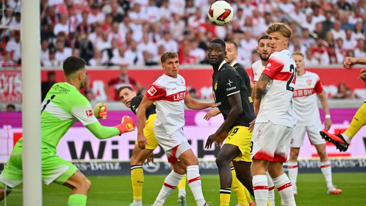 VfB Stuttgart - Borussia Dortmund: 19.09.2026, Baden-Württemberg, Stuttgart: Fußball, Männer: Bundesliga, VfB Stuttgart - Borussia Dortmund, 4. Spieltag, MHPArena. Serhou Guirassy (M) (Borussia Dortmund) schaut einem verlängerten Ball im Strafraum hinterher. Rechts daneben steht Finn Jeltsch (VfB Stuttgart). Foto: Jan-Philipp Strobel/dpa - WICHTIGER HINWEIS: Gemäß den Vorgaben der Bundesliga bzw. des DFB Deutscher Fußball-Bund ist es untersagt, in dem Stadion und/oder vom Spiel angefertigte Fotoaufnahmen in Form von Sequenzbildern und/oder videoähnlichen Fotostrecken zu verwerten bzw. verwerten zu lassen. +++ dpa-Bildfunk +++