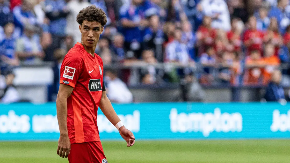 1. Bundesliga: FC Schalke 04 - SV Elversberg; 20.09.2026: 1. Bundesliga: FC Schalke 04 - SV Elversberg 20.09.2026 Noah Darvich SV Elversberg, 10, Auf dem Trikot ist 1st Start Patch, Startelfdebüt-Patch Topps. 1. Fußball Bundesliga 4.Spieltag: FC Schalke 04 - SV Elversberg Veltins Arena, Gelsenkirchen 20.09.2026 DFL regulations prohibit any use of photographs as image sequences and/or quasi video. *** 1st Bundesliga FC Schalke 04 vs. SV Elversberg, September 20, 2026, Noah Darvich SV Elversberg, 10, The jersey features a 1st Start patch and a Starting XI Debut patch. Topps 1 Soccer Bundesliga, Matchday 4: FC Schalke 04 vs. SV Elversberg at Veltins Arena, Gelsenkirchen, September 20, 2026. DFL regulations prohibit any use of photographs as image sequences and/or quasi-video content. Copyright: xBEAUTIFULxSPORTS/Buriakovx
