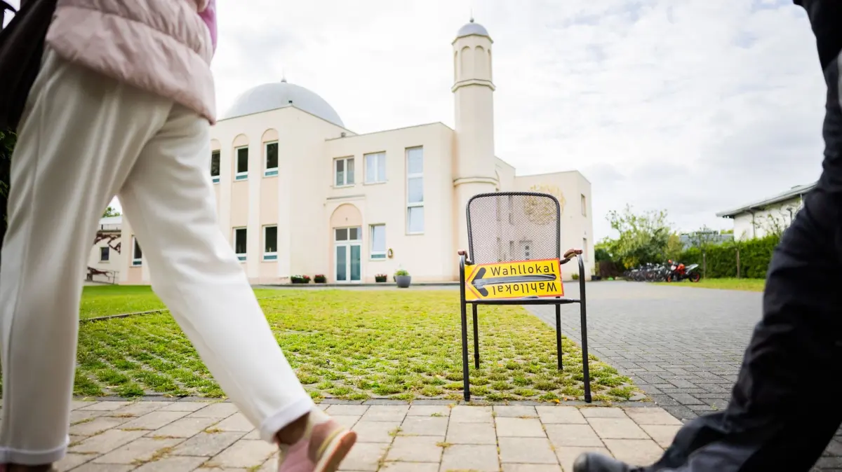 Abgeordnetenhaus-Wahl in Berlin - Wahllokal: 20.09.2026, Berlin: Menschen gehen im Wahllokal auf dem Gelände der Khadija Moschee in Berlin-Pankow wählen. Am Sonntag (20.09.2026) findet in Berlin die Wahl zum Abgeordnetenhaus statt. Foto: Christoph Soeder/dpa +++ dpa-Bildfunk +++