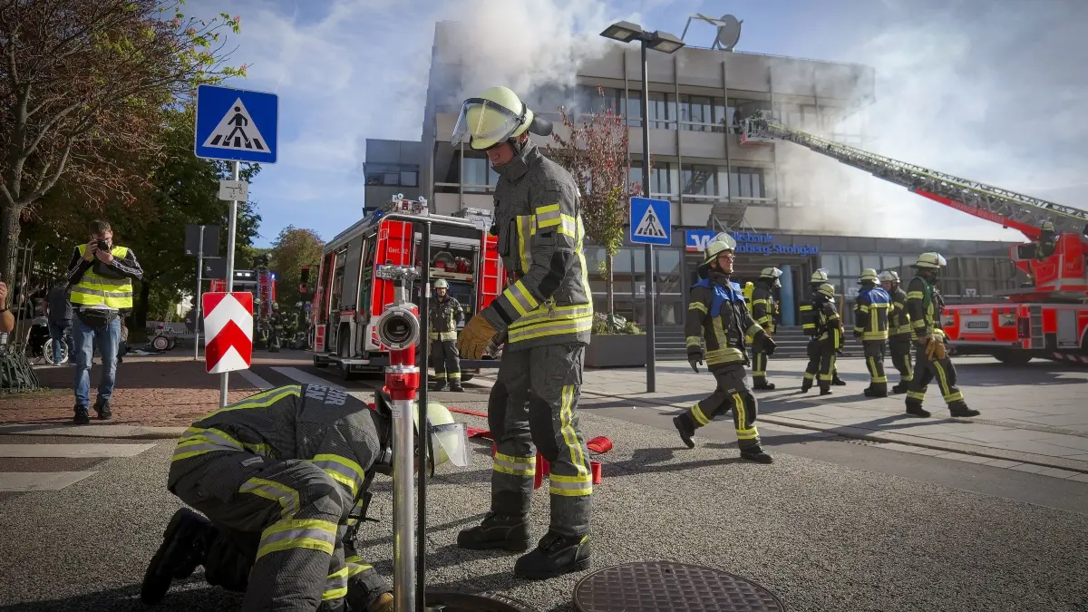 Feuerwehrübung: Gerlingen - Feuerwehrübung am Rathausplatz / Volksbank