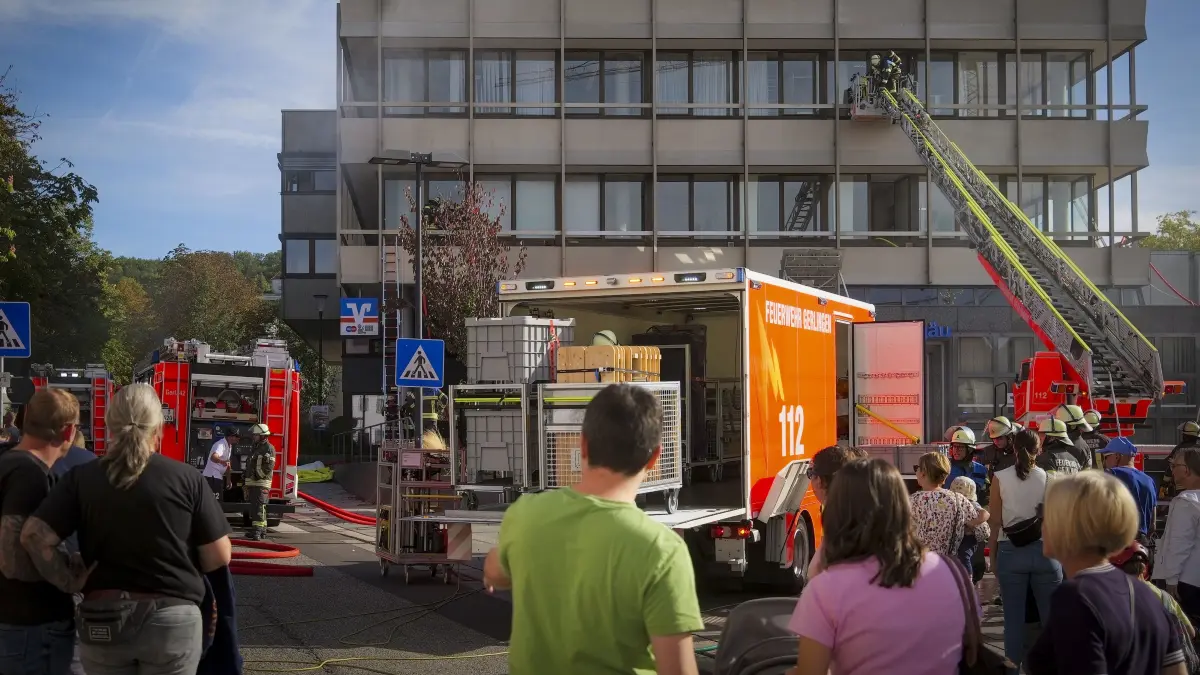 Feuerwehrübung: Gerlingen - Feuerwehrübung am Rathausplatz / Volksbank