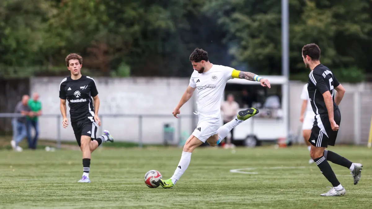 VFBOEZ-Kapitän Okan Turp zieht einfach mal ab – und trifft zum 3:2‑Endstand.