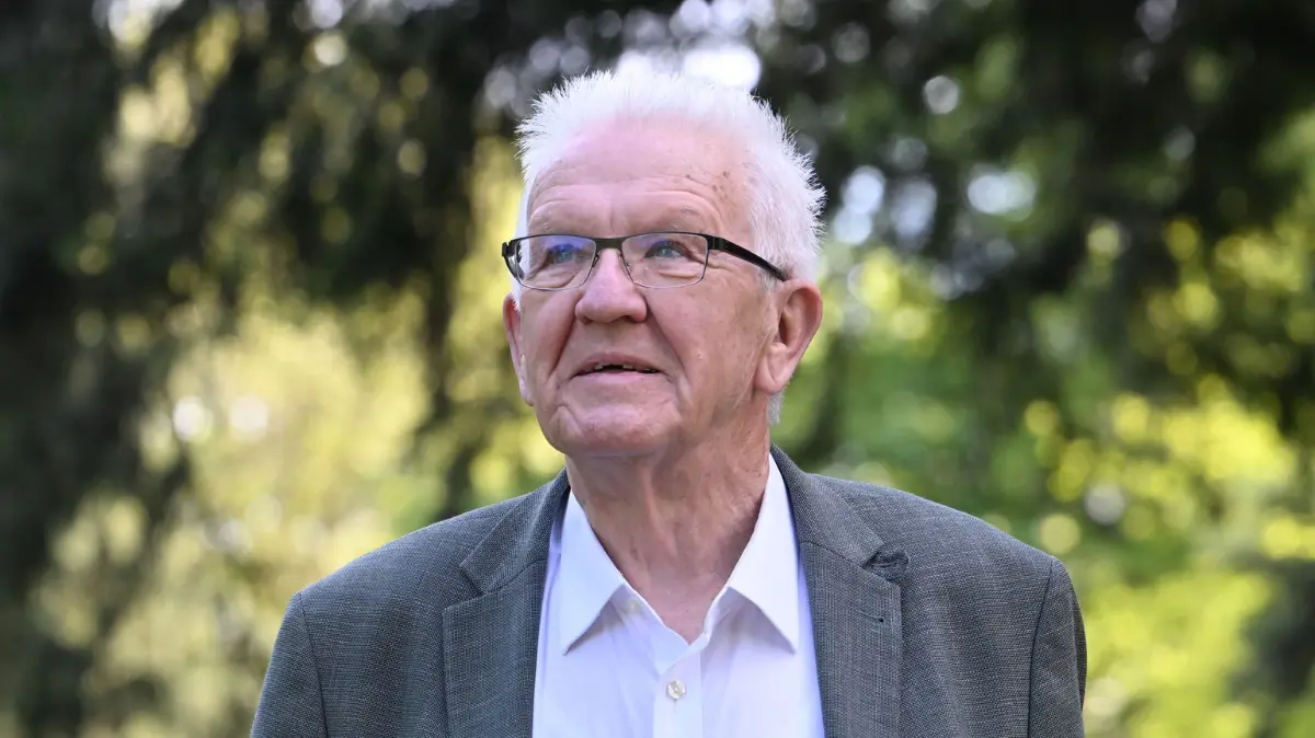 Winfried Kretschmann: Winfried Kretschmann (Bündnis 90/Die Grünen), Ministerpräsident von Baden-Württemberg, nimmt an einem Gespräch mit der Deutschen-Presse Agentur (dpa) auf dem Gelände der Universität Hohenheim teil. (zu dpa: «Winfried Kretschmann erhält «Gasthörerschaft auf Lebenszeit»»)